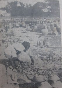 1964年於臺南市立初級女子中學（今中山國中）發現多具骨骸，圖為工人在整理。（圖／《中華日報》）