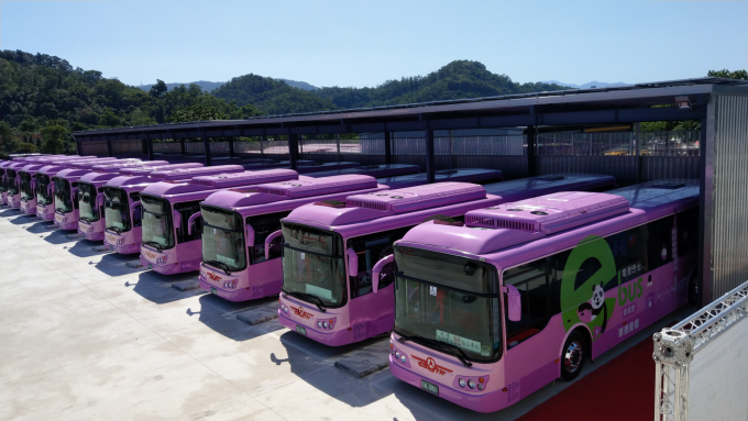 ▲ 華德動能提供雙北首條全電公車路線電動巴士。(圖：華德動提供)