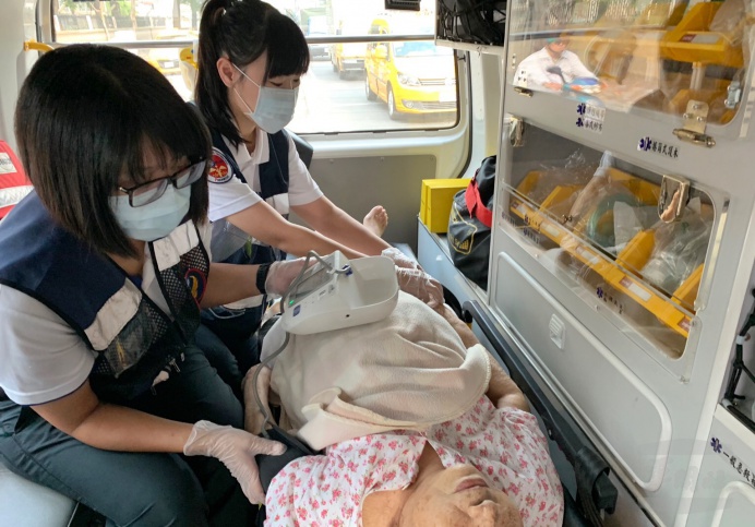 ▲ 陸軍4支部衛生營的邱于真上士（右）與曾雅羚上士（左）至旗山消防分隊實施異地在職訓練，以提升戰傷救護能量參與消防隊出勤任務。（陸軍4支部衛生營提供）