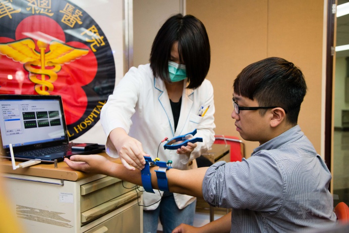 ▲ 三軍總醫院在記者發表會上示範「HRV自律神經檢測儀」操作。（軍聞社記者周昇煒攝）