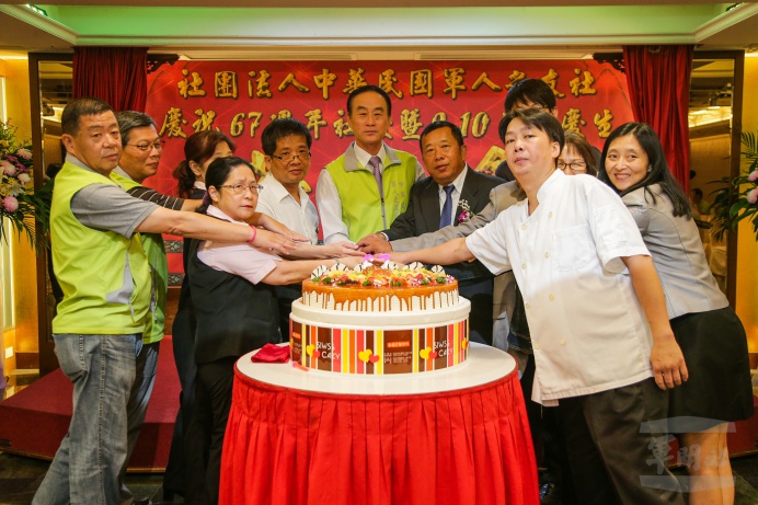 ▲ 中華民國軍人之友社26日舉行67周年社慶大會，秘書長曾有福（中）與資深績優員工共同切蛋糕，祝賀軍友社生日快樂。（軍聞社記者周昇煒攝）