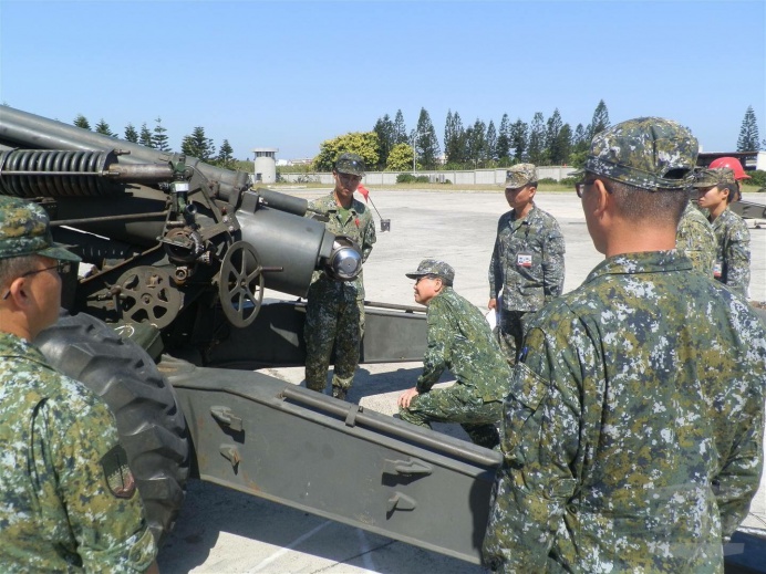 ▲ 陸軍澎湖防衛指揮部指揮官黄中將7日視導混砲營武器裝備保養。（澎防部提供）
