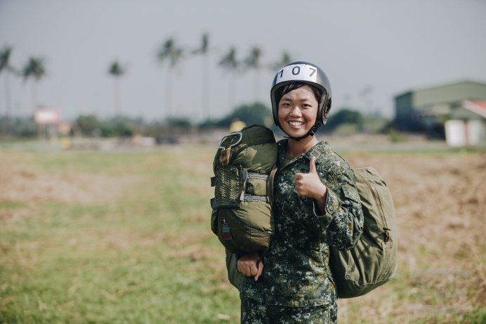 ▲ 航空601旅飛保廠鄧潔上尉，為了實現加入神龍小組的夢想，目前正在接受高空傘訓。（軍聞社記者葛芃欣攝）