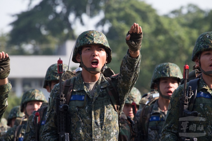 ▲ 陸軍特指部特2營官兵在山隘行軍之前，進行精神動員。（軍聞社記者林澤廷攝）