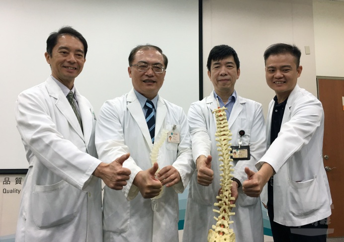 ▲ 臺中榮總骨科團隊以脊椎機械手臂系統，為脊椎變形患者帶來更好的手術，術後都可達到較好的脊椎矯正率，病人復原狀況佳。（軍聞社記者卓以立攝）