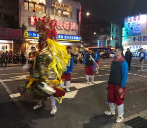 范將軍身後的篙錢。（圖／連宜方攝）