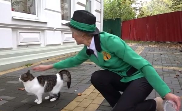 Svetlana Logunova每天穿上綠色的制服外套，到鎮上的各個定點去餵食、看照貓咪們。（圖／翻攝自Reuters）