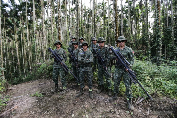 ▲ 特2營配屬特指部狙擊連官兵，演練掩護部隊執行任務。（軍聞社記者林澤廷攝）