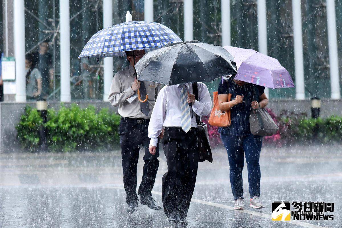 ▲受東北季風及颱風外圍環流影響，今（ 1 ）日全台各地都有降雨出現，氣象局也針對 5 縣市發布豪雨特報。（圖／NOWnews資料圖片）