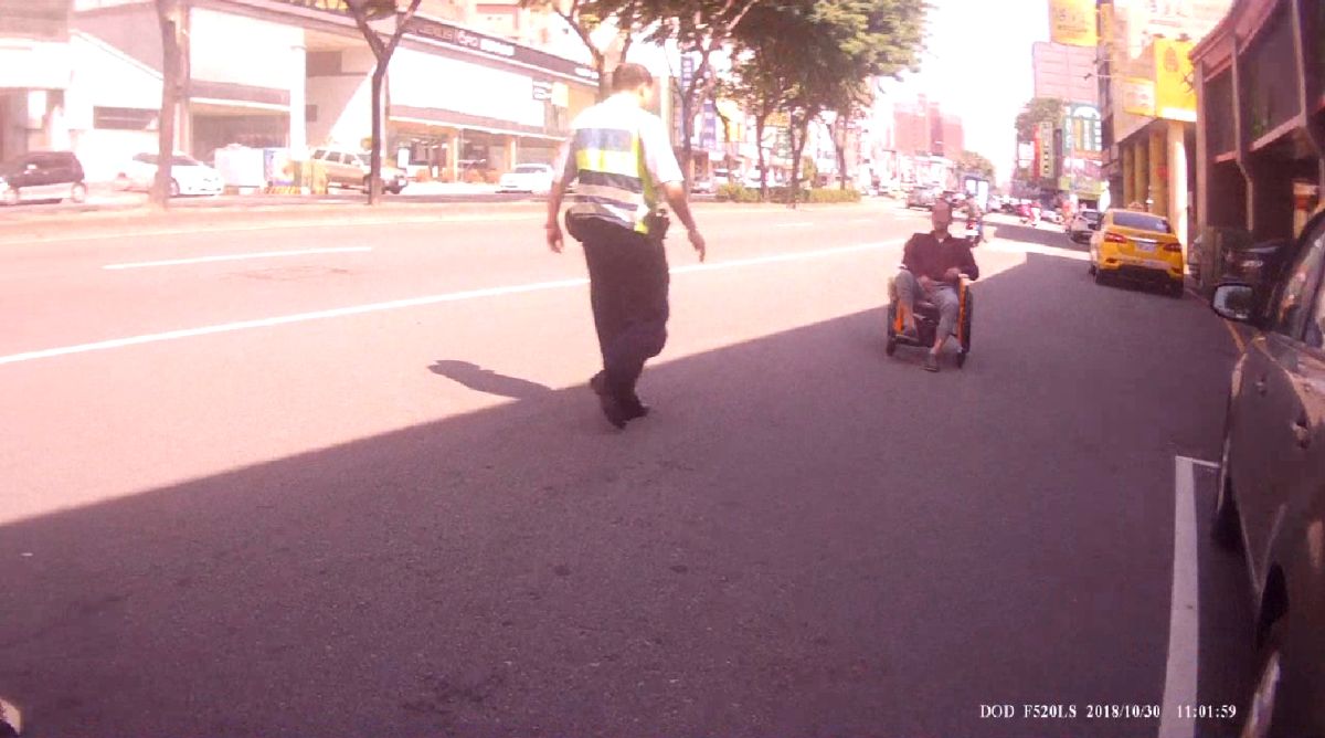 ▲從烏日一家老人養護中心偷溜出去逛大街的阿伯，精疲力盡卡在復興路，員警前往協助（圖／記者鄧力軍翻攝, 2018.11.01）