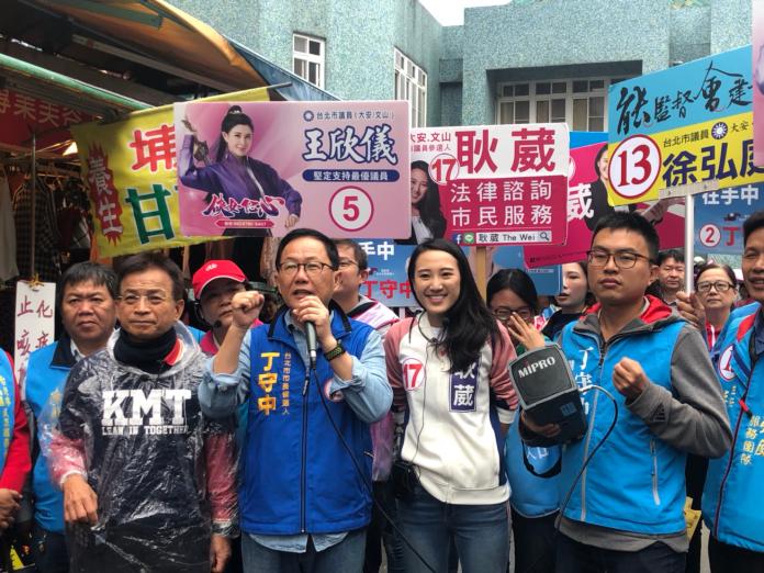 國民黨台北市長候選人丁守中1日到木柵傳統市場掃街拜票。（圖／丁守中辦公室提供）