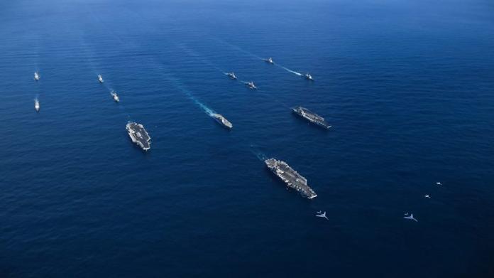 ▲美國海軍罕見派出3艘航艦齊聚西太平洋，與日本海上自衛隊舉行聯合軍演。（圖／美軍太平洋司令部臉書）