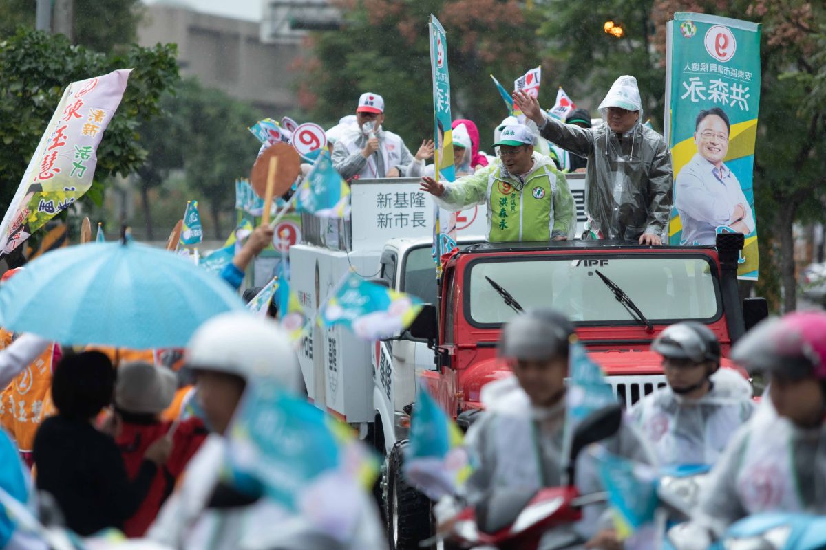 ▲基隆市長林右昌今(1)日冒雨陪同民進黨安樂區市議員候選人洪森永車隊掃街拜票。（圖／記者蔡琇惠攝，2018.11.1）

