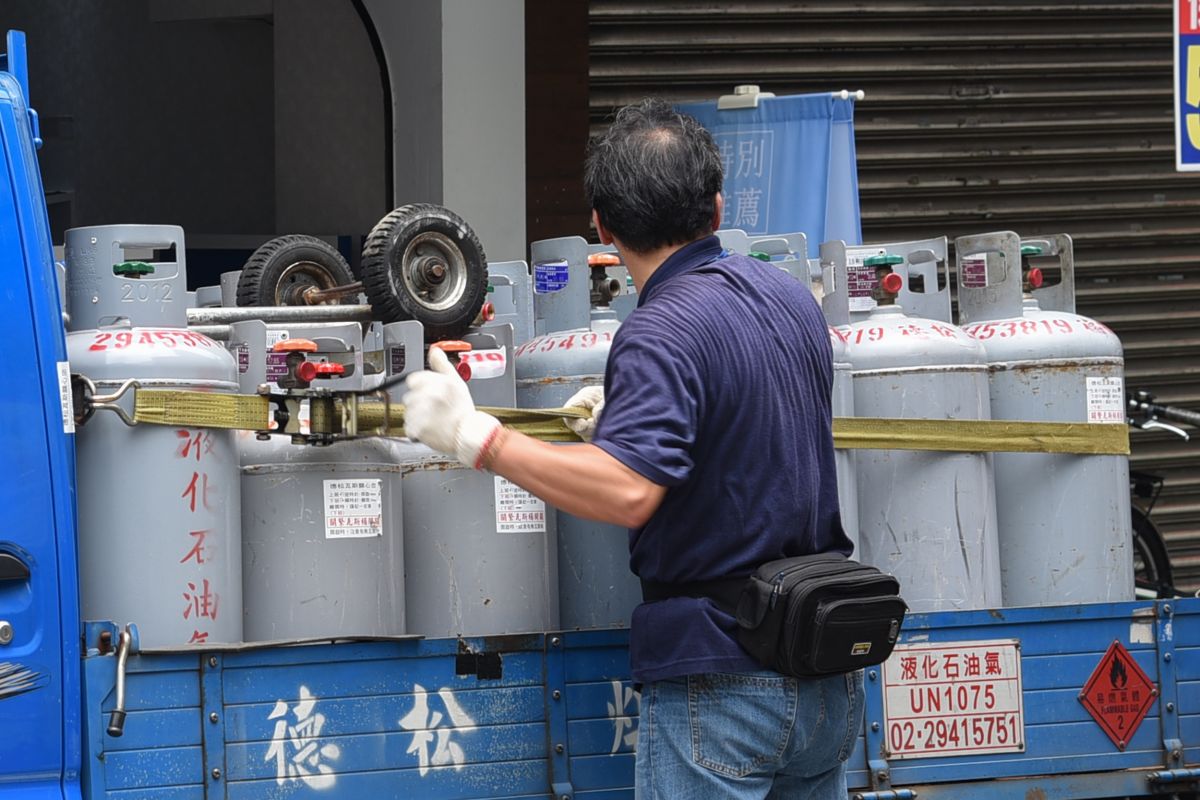 ▲中油公司將自2日凌晨0時起11月份國內家用桶裝瓦斯公斤調降2.5元，相當於一桶20公斤的瓦斯，就可以省下50元。(圖／NOWnews資料庫)