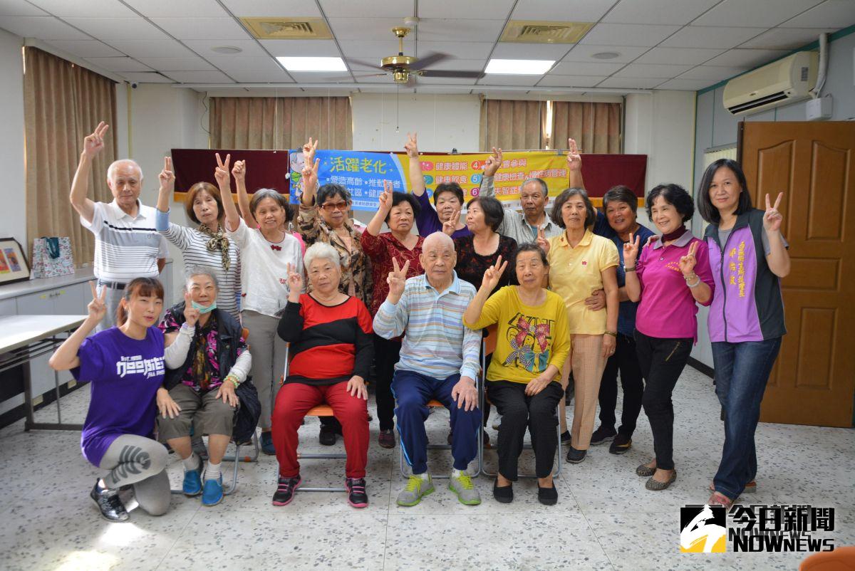 ▲西區衛生所為長者辦理輕鬆補快樂動-長者營養、運動研習課程。（圖／記者郭政隆攝影2018.11.1）