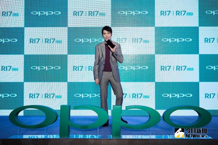 ▲OPPO 今（1）日在台宣布推出特色頗多的 R17 系列手機產品，並邀蕭敬騰站台代言。（圖／廠商提供）