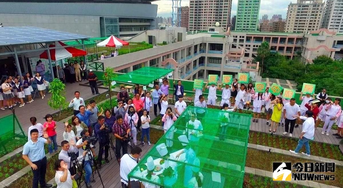 ▲三民家商空中菜園啟用。（圖／高市工務局空拍提供，2018.11.01）