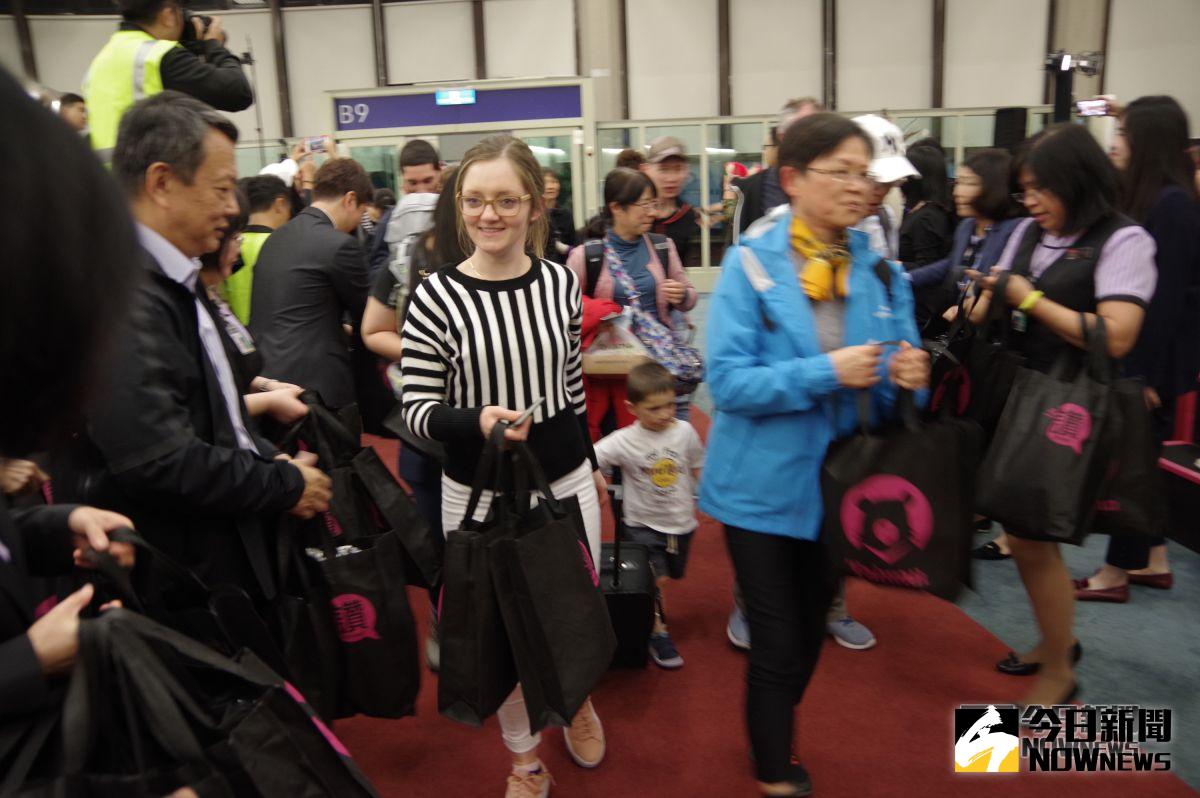 ▲紐西蘭航空首航班機自奧克蘭機場起飛，今（ 1 ）日傍晚近 6 時抵達桃園機場，觀光局準備喔熊好禮送給抵台旅客。（圖／記者陳致宇攝, 2018.11.01）