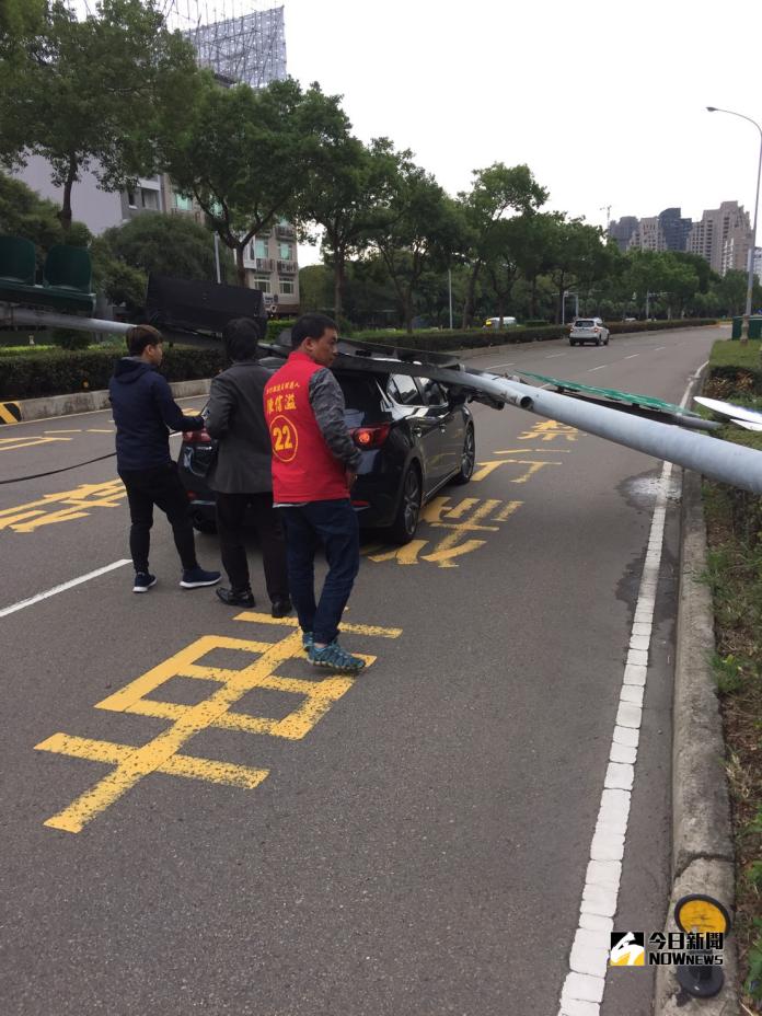 新竹風發威吹斷紅綠燈桿　飛來橫禍小客車慘遭壓頂
