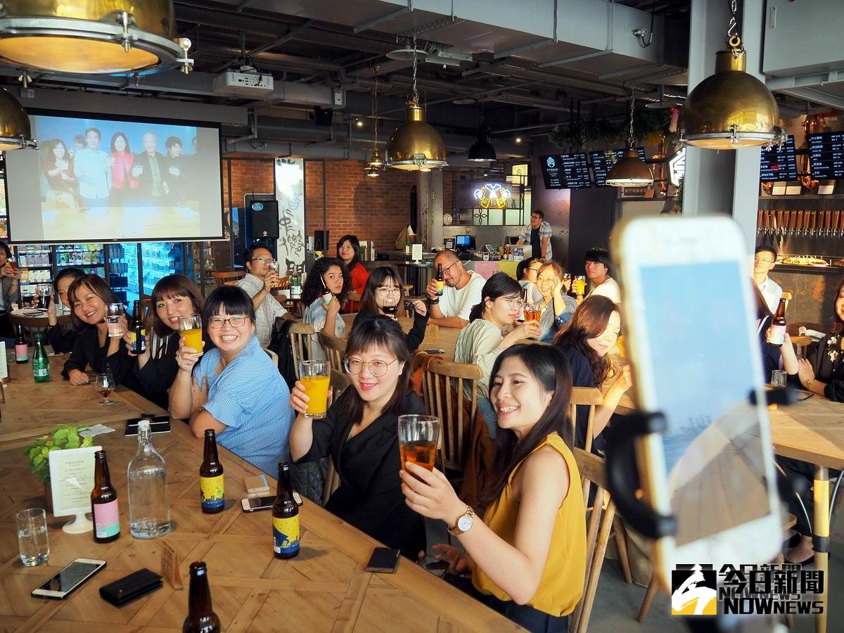 ▲高雄觀光產業界親赴日本，透過網路連線，台日兩邊互相舉杯慶賀。（圖／記者許高祥攝，2018.11.01）