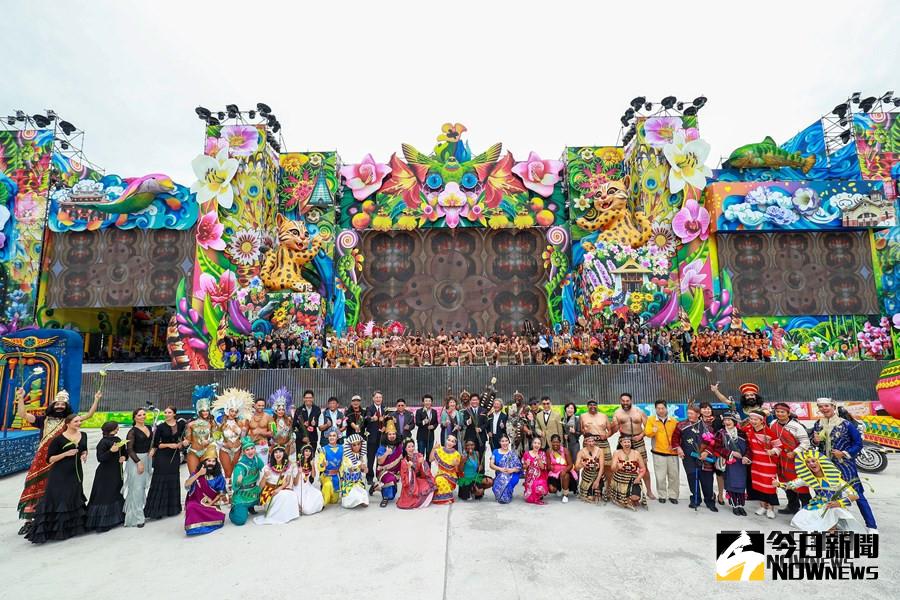 ▲台中花博3日將在水湳智慧城舉行精彩開幕表演，超過100公尺寬、20公尺高的繽紛巨型舞台，氣勢驚人(圖／記者柳榮俊攝2018.11.1)