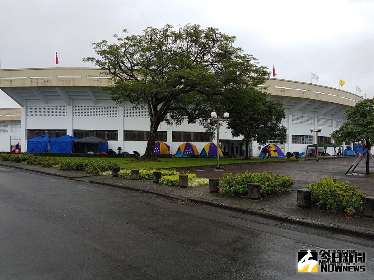 ▲全國中等學校田徑錦標賽參賽學校搭設帳棚充當選手休息室。（圖／記者李清貴攝,2018.11.02)