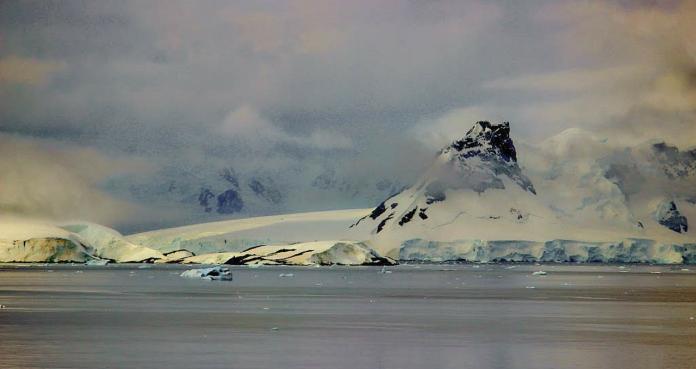 在南極一切都是極端的，科學家發現南極大陸是地球上最大的火山集中地，隨著暖化現象愈來愈明顯，融化的冰川可能促使火山爆發。