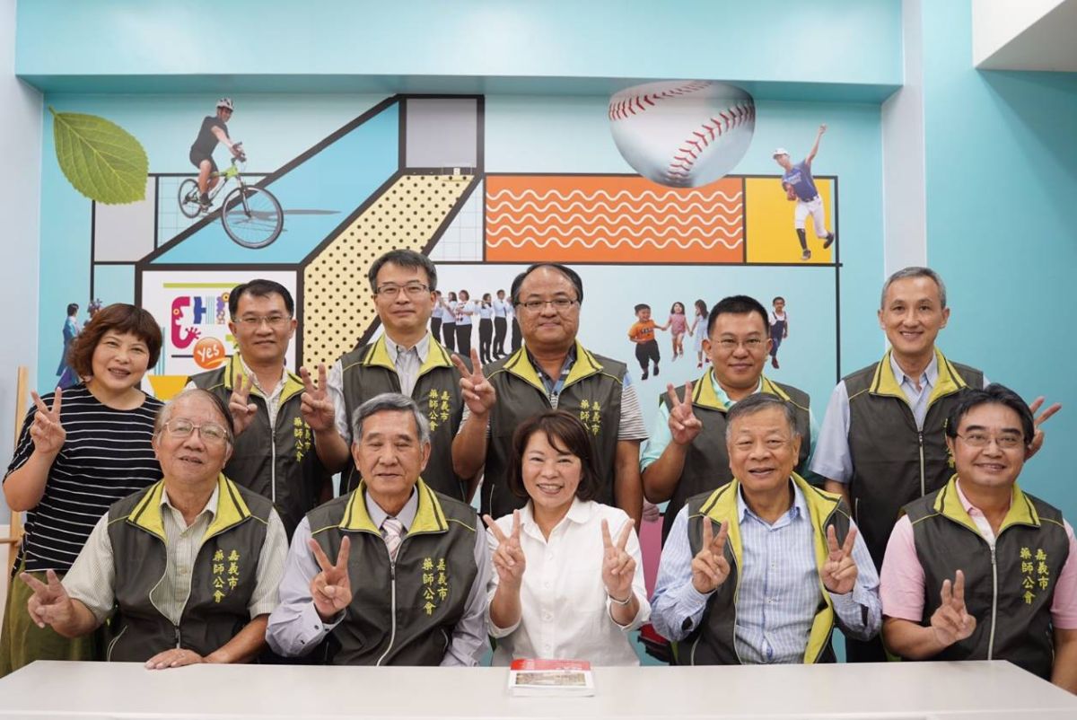 嘉市藥師公會率隊為黃敏惠加油打氣。〔圖／黃敏惠競總提供2018.11.02〕