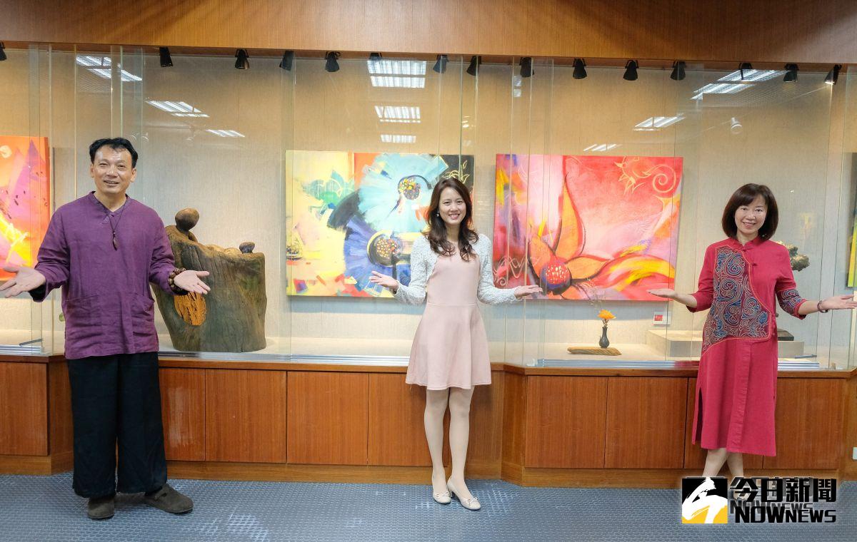 ▲陳彬彬（右）的油畫與李凱宸（左）的木、銅雕作品，在新竹縣文化局舉辦雙聯展，相得益彰。（圖／記者誾宣震攝，2018.11.02）