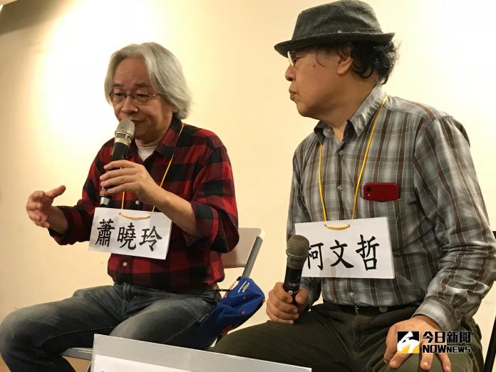 馮光遠（左）於蕭曉玲新書發表會上用戲劇方式揶揄台北市長柯文哲。（圖／記者許維寧攝,2018.11.02）