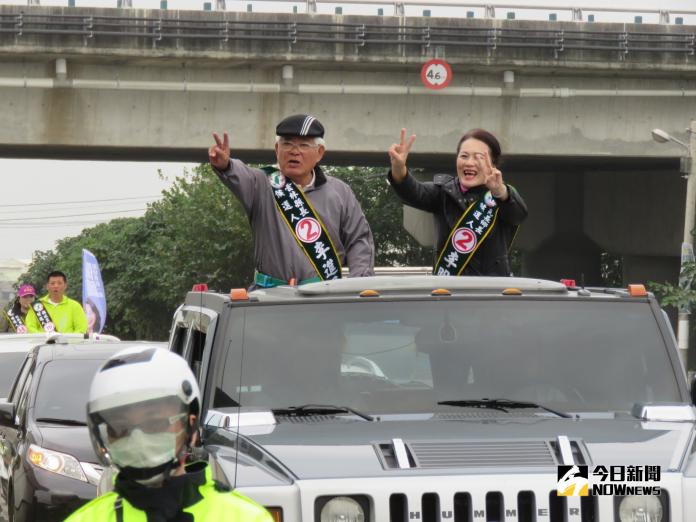 ▲雲林縣長李進勇與元長鄉長參選人李明明搭車掃街拜票。（圖／記者蘇榮泉攝，2018.11.02）