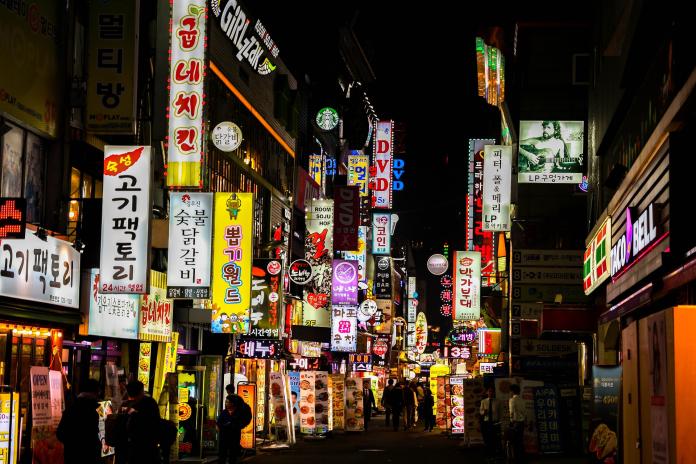 韓國政府推出「夜間活動top10」,成功讓首爾夜生活吸引全球遊客。(圖/pixabay提供)