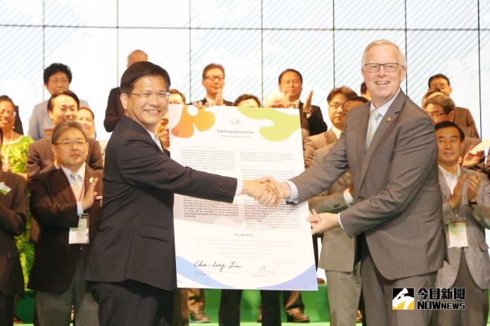 由市長林佳龍將178個國內、外單位共同簽署的宣言，遞交給國際園藝生產者協會(AIPH)會長(圖／柳榮俊攝2018.11.2)