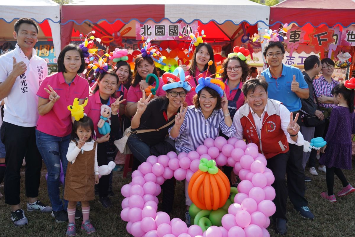 黃敏惠所到之處人氣不減，民眾爭搶同框。〔圖／黃敏惠競總提供2018.11.03〕