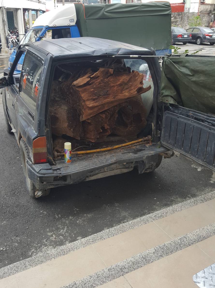 ▲邱嫌所駕駛的吉普車以帆布覆蓋車體，引起六龜分局長司機阿彬懷疑。（圖／記者郭凱杰翻攝，2018.11.03）