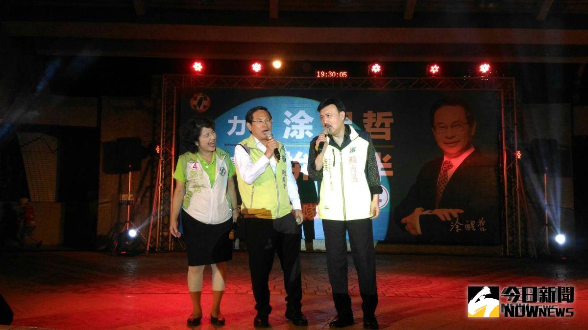 涂醒哲跟余天合唱榕樹下，將現場晚會帶到最高潮。〔圖／記者吳晉輝攝2018.11.03〕