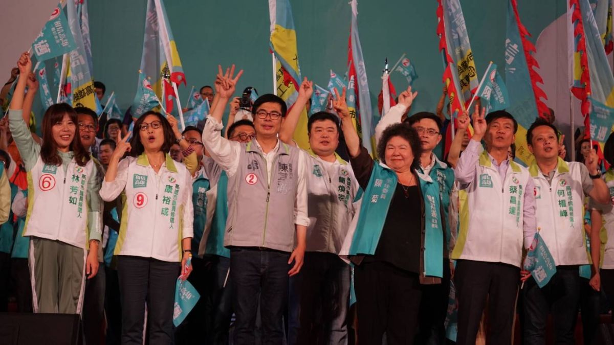 ▲陳其邁今晚舉辦勞動者之夜晚會，總統府秘書長陳菊也親臨會場，擁抱陳其邁，支持陳其邁。（圖／記者蔡佳宏翻攝,2018.11.03）