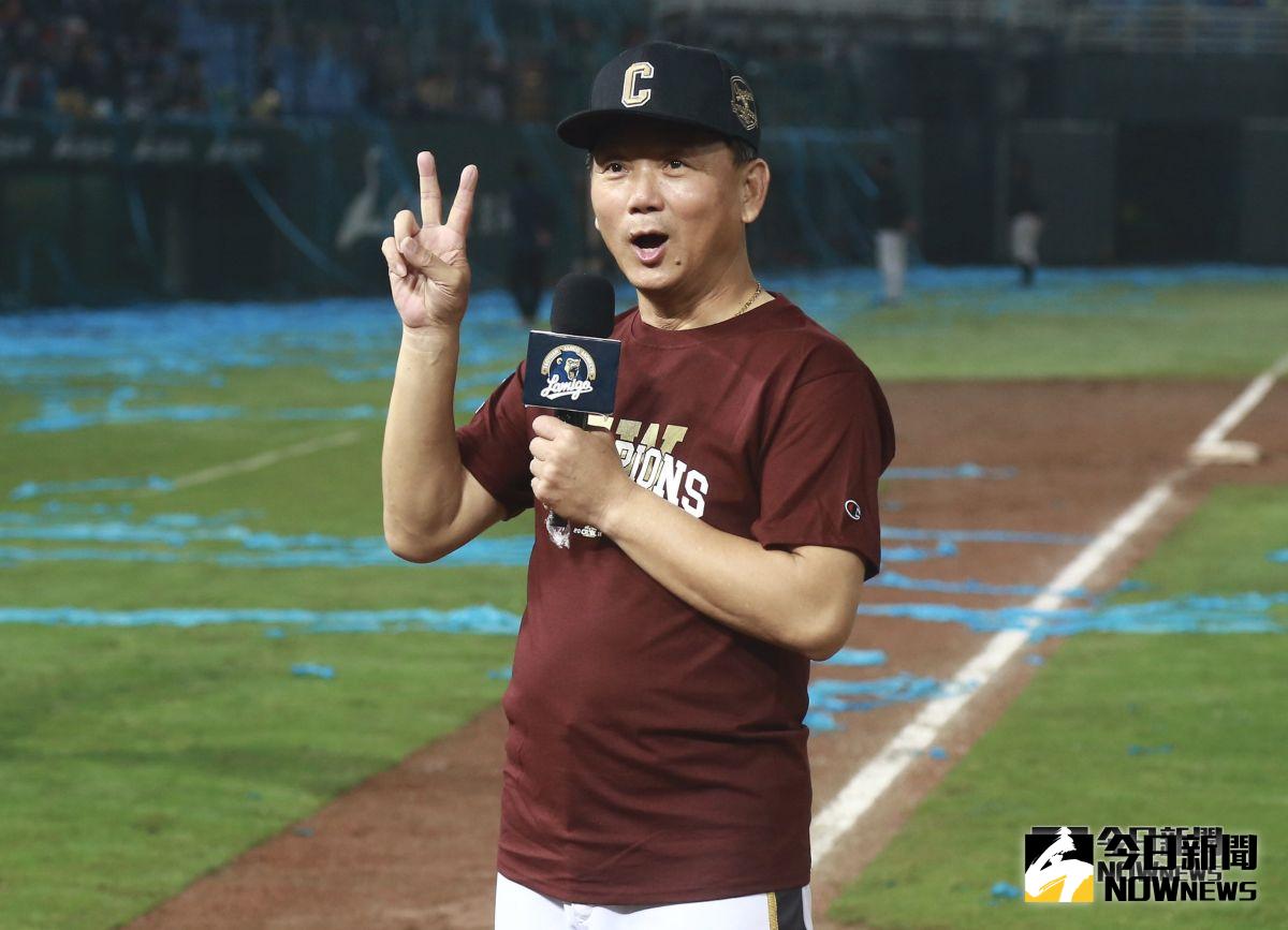 Lamigo桃猿奪下2018年總冠軍，總教練洪一中露出笑容。(圖／葉政勳攝)