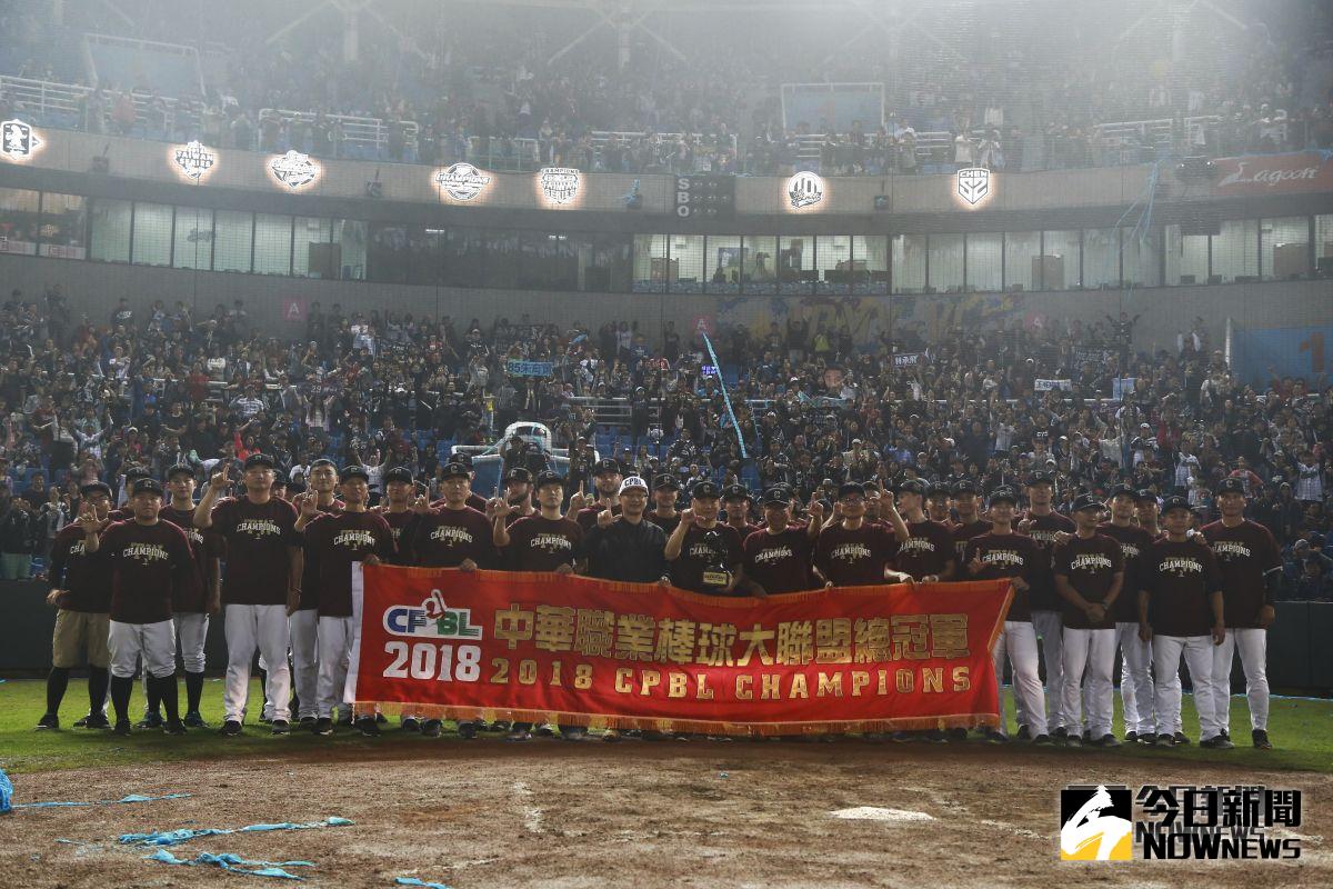 ▲ 中華職棒總冠軍賽 Lamigo桃猿vs.統一7-ELEVEn獅，  Lamigo桃猿獲得總冠軍。（圖／記者葉政勳攝 , 2018.11.03）