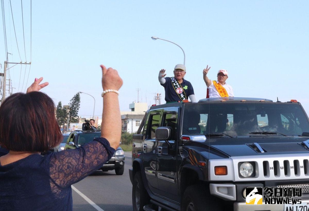 ▲縣長李進勇回到家鄉與四湖鄉長蘇國瓏共同車隊掃街，向鄉親熱情拜票。（圖／記者蘇榮泉攝，2018.11.03）