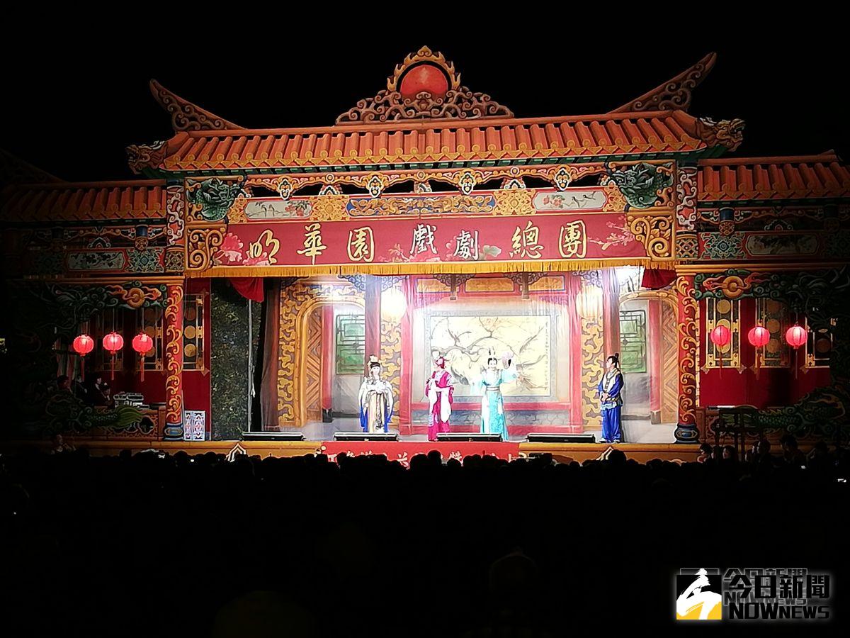 ▲「王詹樣公益信託」邀請明華園戲劇總團至新港公演，無敵小生孫翠鳳、當家花旦鄭雅卉及丑角陳勝在領銜主演「周公法鬥桃花女」緊湊精彩。（圖/記者邱嘉琪攝，2018.11.03）