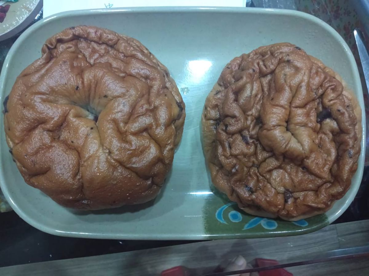 ▲好市多人氣商品貝果蒸後竟慘變形，網友紛紛笑噴，直呼像「滷大腸」。（圖／翻攝自臉書社團Costco好市多 商品經驗老實說）