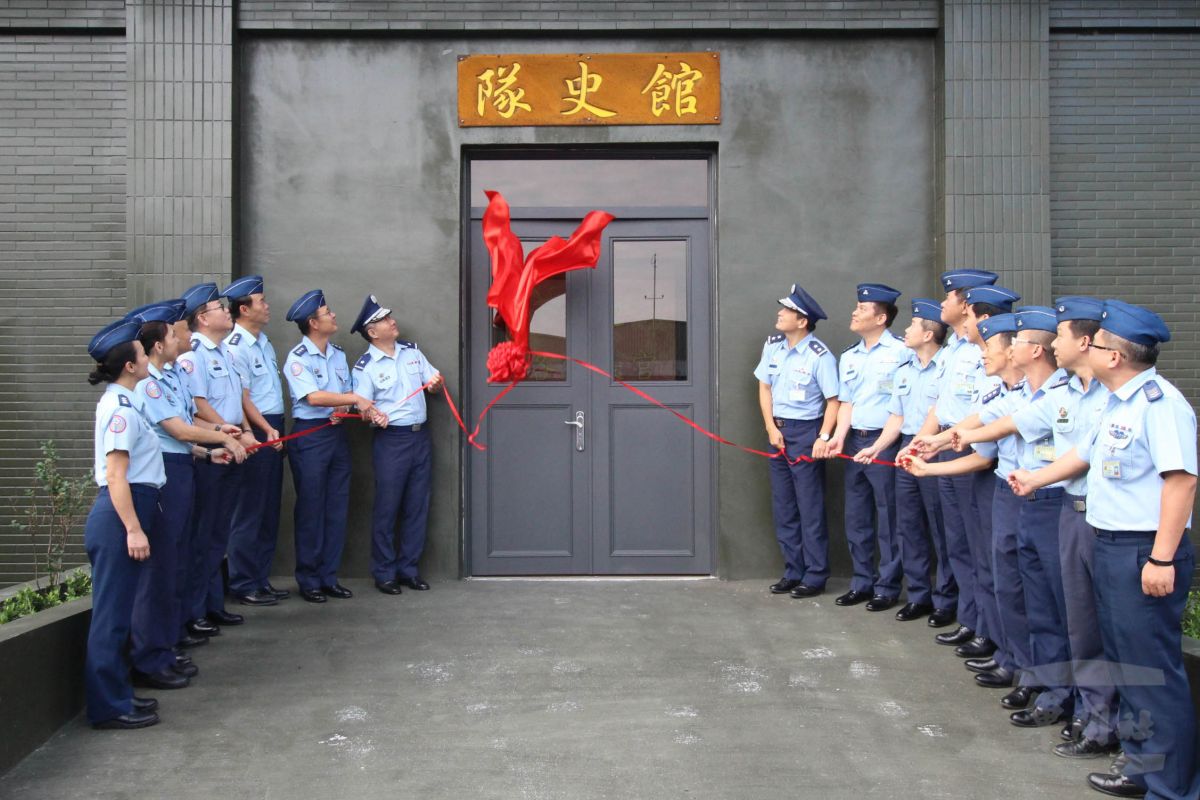 由於部隊戰演訓繁忙，部隊內部的史蹟館或是隊史館之類的建物與史蹟，通常不被單位官士兵重視，有時各單位還得趁戰演訓的空檔，由主官帶隊觀看隊史館，藉以促進部隊的向心力。（圖／軍聞社提供）