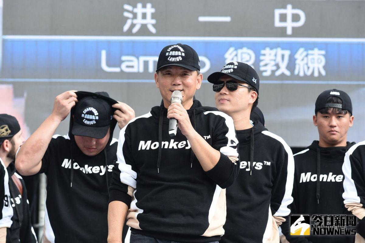 猿隊總教練洪一中，在封王遊行喊出挑戰三連霸（圖／林柏年攝)