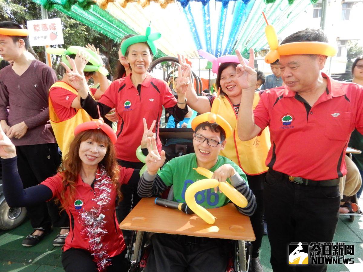 ▲二林社區大學老師和學員，帶著滿滿的愛心來到喜樂保育院萬合院區，幫保育院師生舉辦一場戶外野餐趣活動，在藍天白雲下歡喜樂開懷。（圖／記者陳雅芳攝，2018.11.04)