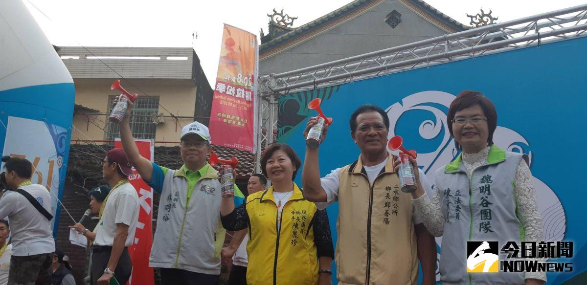 ▲「戀戀二水跑水馬拉松」由彰化縣副縣長林明裕鳴槍起跑後。（圖／記者陳雅芳攝，2018.11.04)