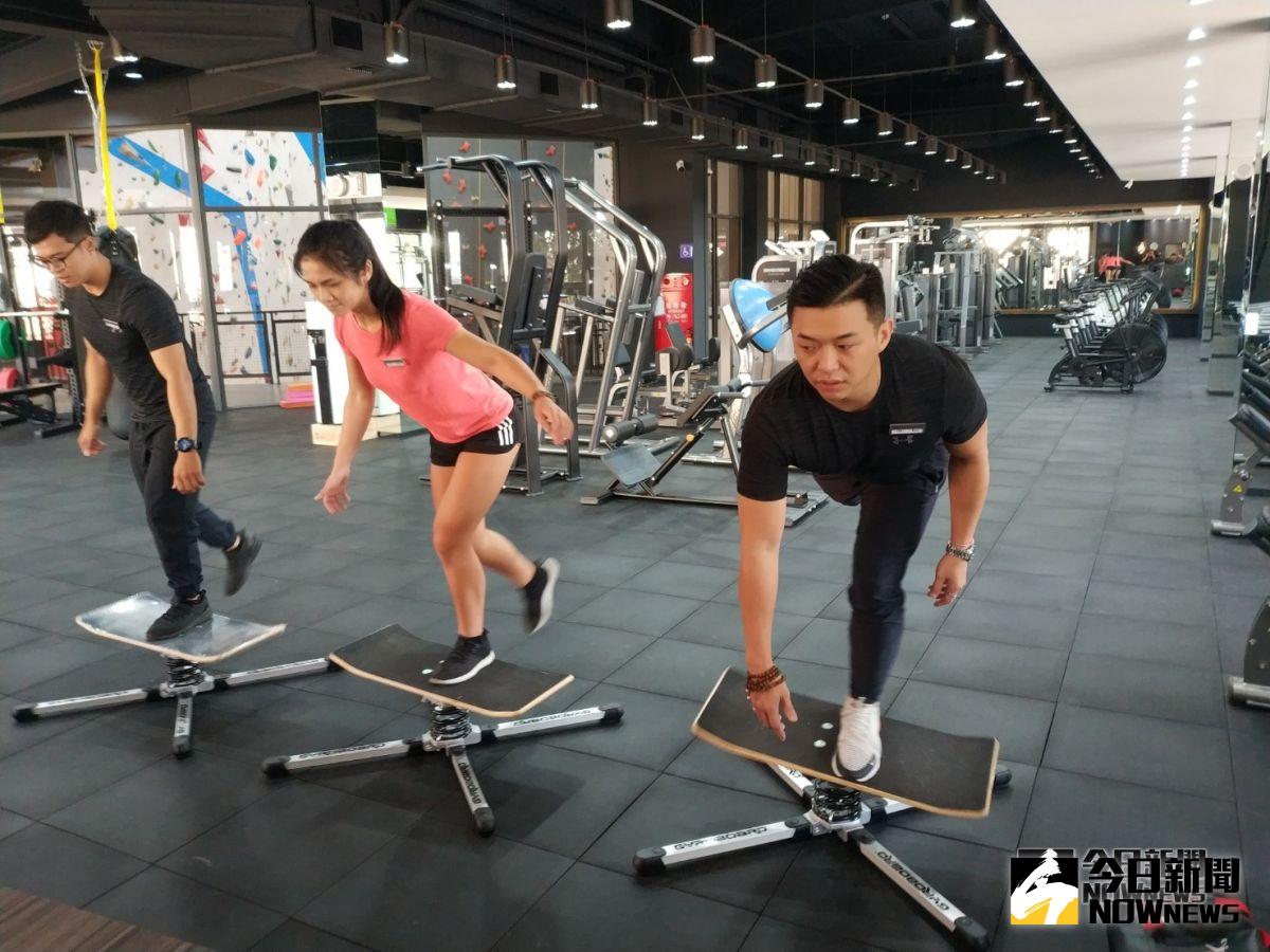 餐飲業二代跨足健身產業，成立大普諾設備完善，這種雙翹板能訓練肌耐力，是全台首創。(圖／金武鳳攝，2018.11.4)