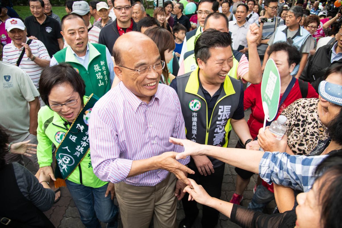 蘇貞昌一下車就被熱情的民眾包圍，爭相握手合照，「玩趣總動員中和場」的流程，還為此延遲了10分鐘開場。（圖／蘇貞昌辦公室提供）