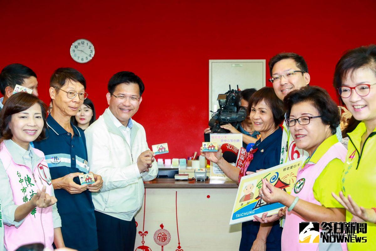 中市「敬老愛心卡」服務持續升級，持卡人憑卡至朝馬、北區、南屯國民運動中心，各類球場、游泳池及健身房都能扣點抵現金(圖／柳榮俊攝2018.11.5)