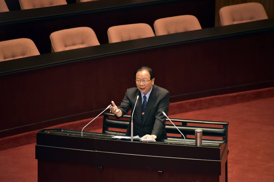 ▲國民黨立委林德福反空汙辯論時，簡短三問「你們有聽到嗎」隨即結束，令網友相當傻眼。（圖／翻攝自林德福臉書）